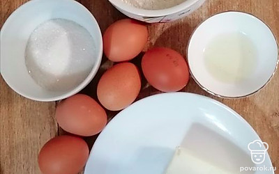 Дайте маслу сливочному постоять при комнатной температуре, чтобы оно стало мягким.