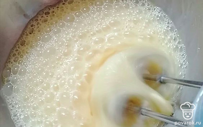 Яйца взбейте миксером примерно 5 минут.