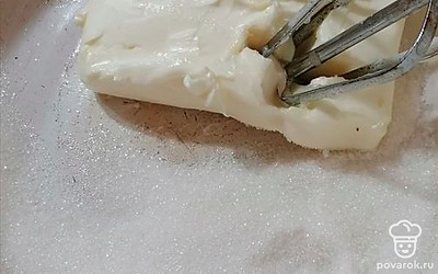 Взбейте масло с сахаром с помощью миксера.