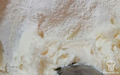 Добавьте муку, хорошо перемешайте. Влейте взбитые яйца, перемешайте миксером. Тесто готово.