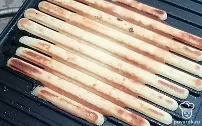 Разогрейте гриль, смажьте растительным маслом. Ложкой выкладывайте тесто и выпекайте до золотистого цвета. Остудите.