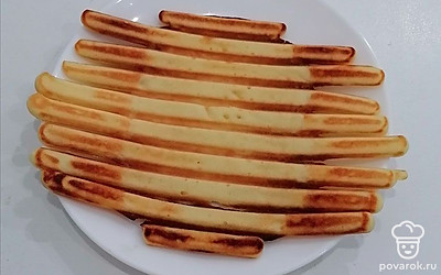 Вафли подавайте с любым вареньем, сгущенным молоком. Приятного аппетита!