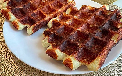 Подайте со сметаной, медом или сгущенным молоком. Приятного аппетита.