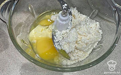 В чашу блендера выложите 200 граммов творога. Добавьте 2 яйца, 40 граммов сливочного масла (предварительно растопите в микроволновке или на плите, но не до конца), 1 столовую ложку сахара, 1 чайную ложку разрыхлителя, 1 грамм ванилина, 3 столовых ложки манки. 