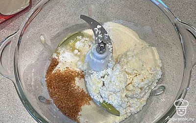 Пробейте блендером до однородной массы. Добавьте к массе 1 столовую ложку муки. Пробейте еще раз.