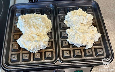 Для приготовления одной вафли понадобится 2 столовых ложки массы. Выложите смесь на подготовленную горячую вафельницу.