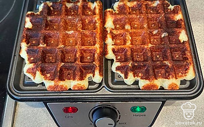 Выпекайте до коричневой корочки (5-7 минут).