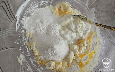 Добавьте скир с печеными яблоками и муку с разрыхлителем. Еще раз хорошо перемешайте. Должно получиться тесто по консистенции как сметана. 