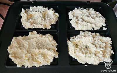 Выложите тесто в равных пропорциях на разогретую вафельницу. Выпекайте вафли ориентировочно 5 минут до золотистой корочки. 