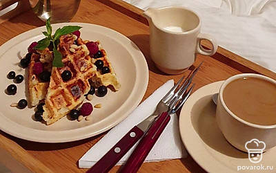 Подавайте вафли сразу после приготовления, с чашечкой ароматного кофе или чая. По желанию можете украсить вафли свежими ягодами. 