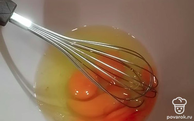 В миску разбейте яйца.