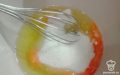 Добавьте сахар. От количества сахара зависит хруст вафель. Все взбейте венчиком.