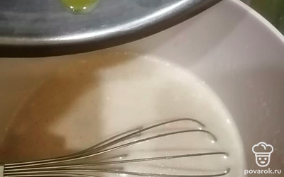 В отдельной посуде растопите маргарин. Дайте немного остыть.