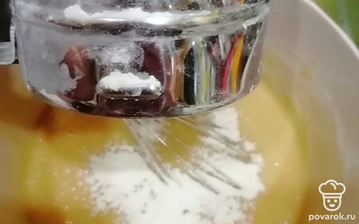 Всыпьте просеянную муку. Все хорошо перемешайте, чтобы не было комочков.