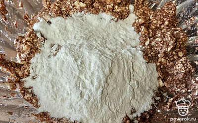 Добавьте муку, подсластите по вкусу и еще раз перемешайте. 