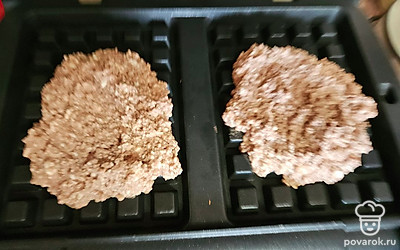 Получившееся тесто выпекайте равными порциями, ориентировочно по 5 минут. Пеките до румяной корочки. 