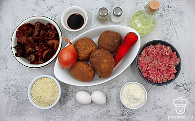 Подготовьте все ингредиенты. Древесные грибы на ночь замочите в воде.