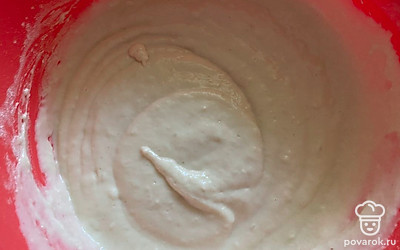 Перемешайте кефир, мягкое сливочное масло, яйца, сахар и муку.