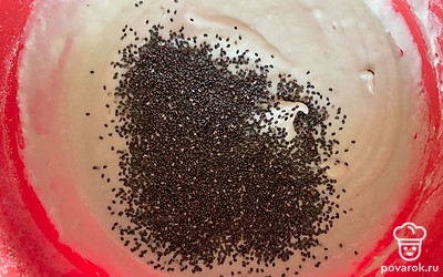 Добавьте семена чиа и перемешайте.