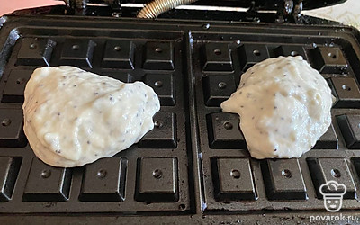 Разогрейте вафельницу, при необходимости смажьте растительным маслом. Положите 1-2 столовых ложки теста и прижмите крышкой вафельницы.