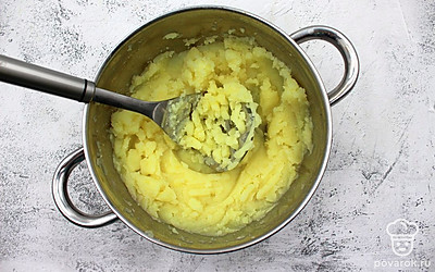 В подсоленной воде до готовности отварите картофель. Слейте с него воду и верните кастрюлю с картофелем на огонь, уменьшив огонь до минимума. Постоянно перемешивая, выпарите остатки воды, при этом не жгите сам картофель. Затем снимите кастрюлю с огня, измельчите картофель в пюре. Закройте кастрюлю крышкой и отставьте ее в сторону.