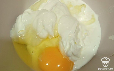 В глубокую миску разбейте одно яйцо. Добавьте сметану.