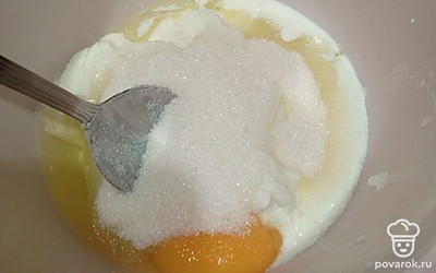 Всыпьте сахар. Все хорошо перемешайте.