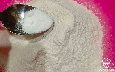 Смешайте все сухие ингредиенты: муку, соль соду.