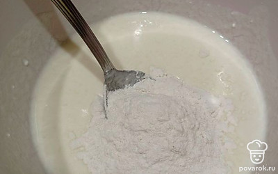 Перемешайте сухие ингредиенты с жидкими.