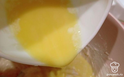 Растопите сливочное масло. Отправьте все в тесто. Хорошо перемешайте.