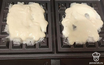 Выпекайте вафли в раскаленной вафельнице до готовности. 