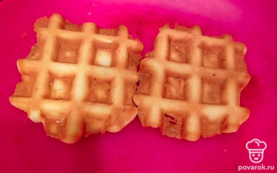 Дайте вафелькам немного остыть и подавайте к чаю. Очень вкусно, если польете вафли сгущенным молоком, карамелью или вареньем. Приятного аппетита!