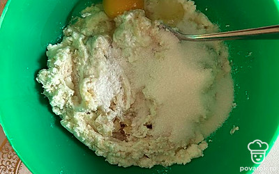 Переспелый банан разомните вилкой. Соедините творог, банан, яйца, соль, сахар и перемешайте.