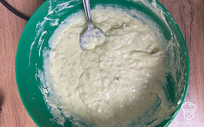 Добавьте разрыхлитель и муку. Тесто должно получиться не слишком густым и не слишком жидким. Если при перемешивании используете блендер, тесто может получиться жидким и муки понадобится больше.