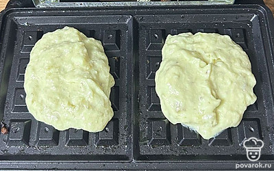 Нагрейте вафельницу, смажьте маслом. Выложите по 1-2 ложке теста. Выпекайте до золотистой корочки