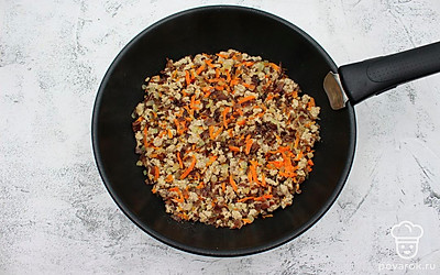 Отправьте в сковороду фарш. Обжарьте его с овощами, перемешивая и разбивая мясные комочки. В конце приготовления начинки поперчите и посолите ее.