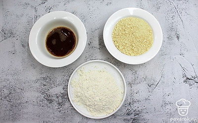 В мисочке взбейте 2 яйца с соевым соусом. В другую миску всыпьте муку. В третью мисочку выложите панировочные сухари.