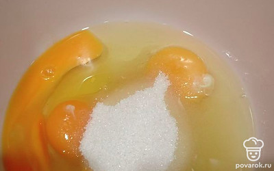 В глубокую миску разбейте яйца, добавьте сахар и перемешайте. Можно использовать миксер или взбить венчиком до легкой пены.