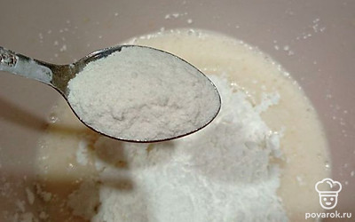 Добавьте разрыхлитель, ванилин, кукурузный крахмал.