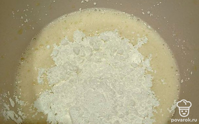 Всыпьте просеянную муку. Все перемешайте.