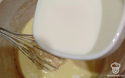 Влейте молоко.