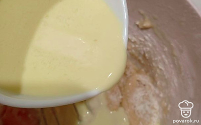 Добавьте растопленное сливочное масло.