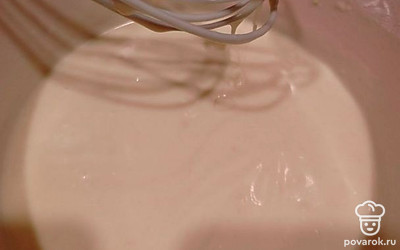 Перемешайте до однородной массы. Тесто должно получиться не очень густым.