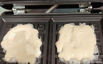 Выпекайте в электрической вафельнице до румяной корочки.