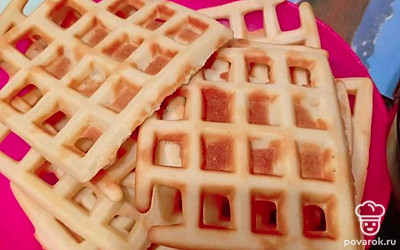 Подайте вафли горячими или холодными. У меня они не успевают остыть. Можно полить сгущенным молоком или карамелью. Приятного чаепития!