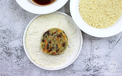 Из этой смеси сформируйте крокеты. Обваляйте их сначала в муке, затем окуните в яичную смесь. Запанируйте в сухарях.