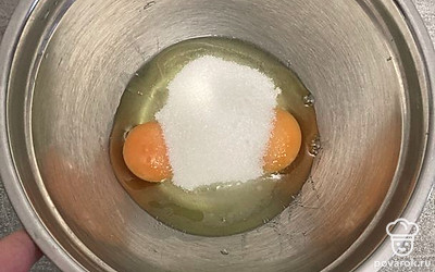 Яйца и сахар взбейте миксером.