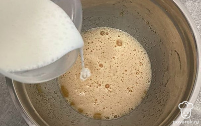 Добавьте молоко и перемешайте.