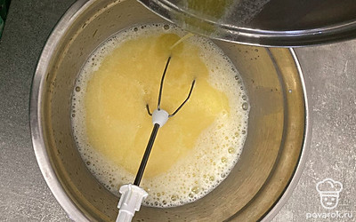 Масло растопите, добавьте к полученной смеси.