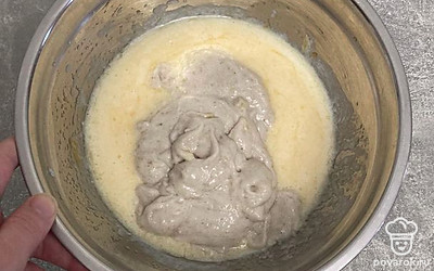 Банановое пюре добавьте в миску и хорошо перемешайте.